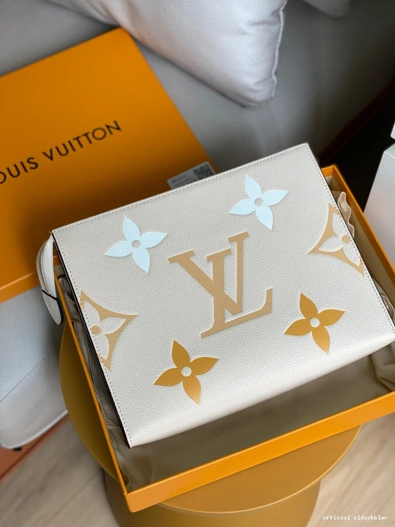 Official oldcobbler TOILETRY POUCH VUITTON LOUIS 26 0807